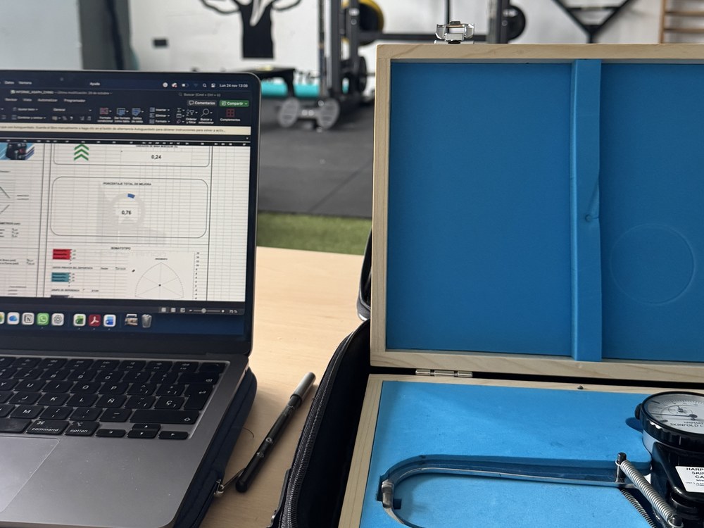 Material de antropometría ISAK y seguimiento de datos del equipo