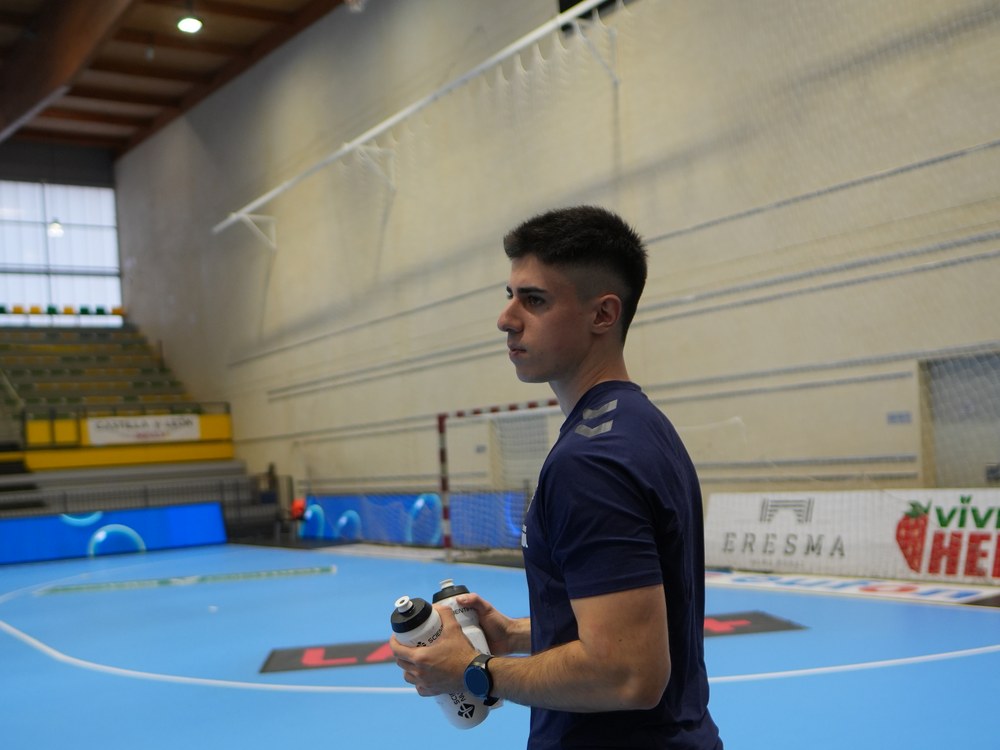 Jugador del Balonmano Nava en el pabellón con su bebida individualizada