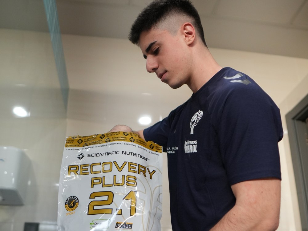 Héctor Cano con la equipación del Club Balonmano Nava, preparando la suplementación del equipo